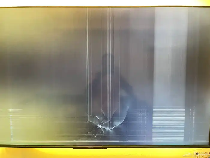 شاشة تليفزيون 65 سمارت بها كسر بالشاشة للبيع سكراب 0