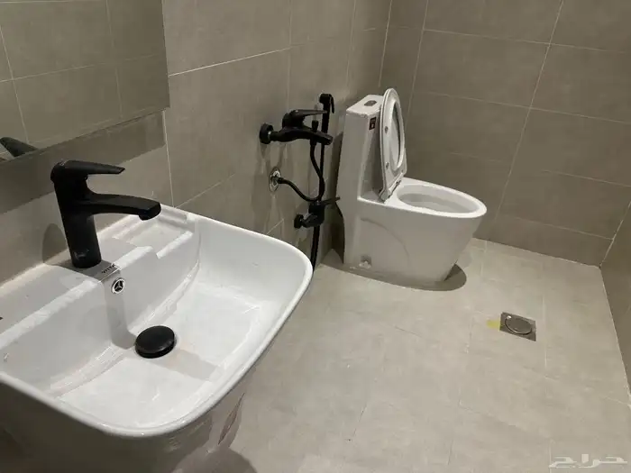 للإيجار فيلا روف علوي تبوك حي الورود ب3500 32