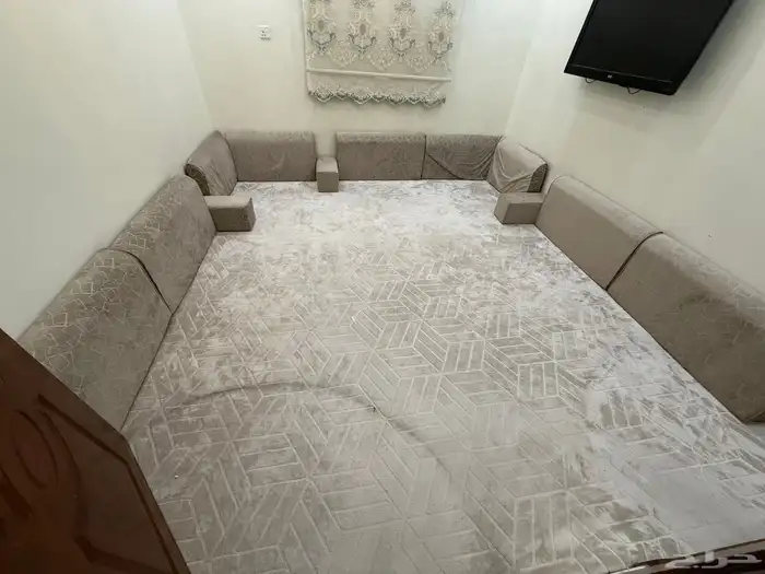 فرشه ومساند للبيع استعمال 7 شهور فقط نظيفه 0