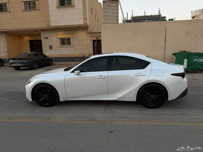 لكزس IS 300 2023 3