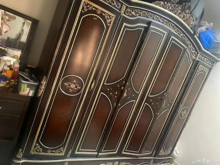 غرفة نوم سريرين مع جميع أغراضها وعدد اثنين كنب مفرد 3