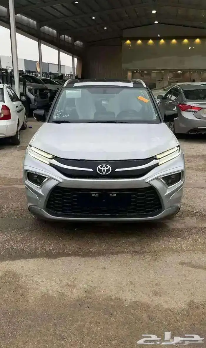 تويوتا أوربان كروزر فل كامل فضي سقف اسود 1