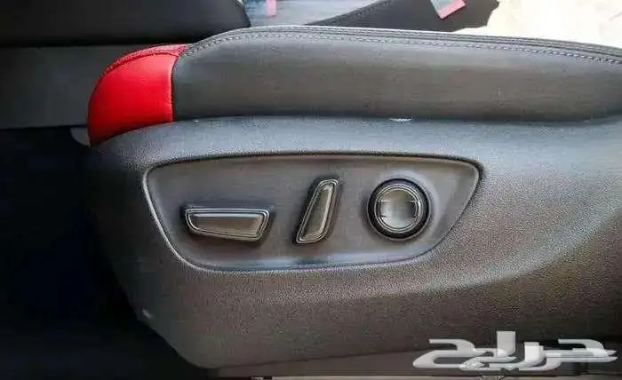 لاند كروزر VXR اسود داخلي احمر سعودي 2025 نظام 50 50 4