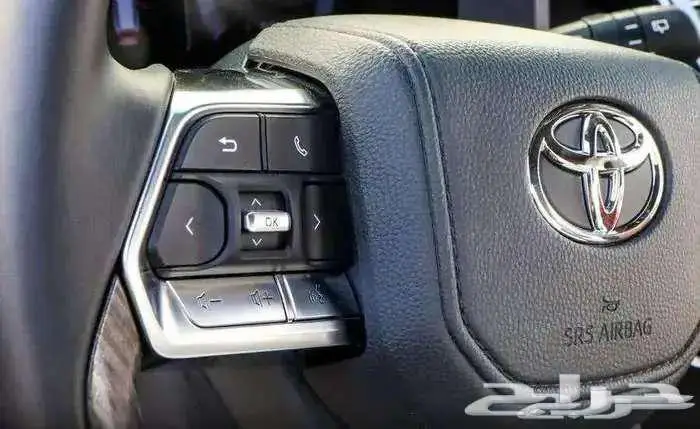 لاند كروزر VXR اسود داخلي احمر سعودي 2025 نظام 50 50 5