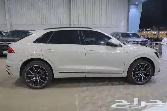 اودي Q8 فل كامل SLine بانوراما جلد ستة سلندر موديل 2022 3
