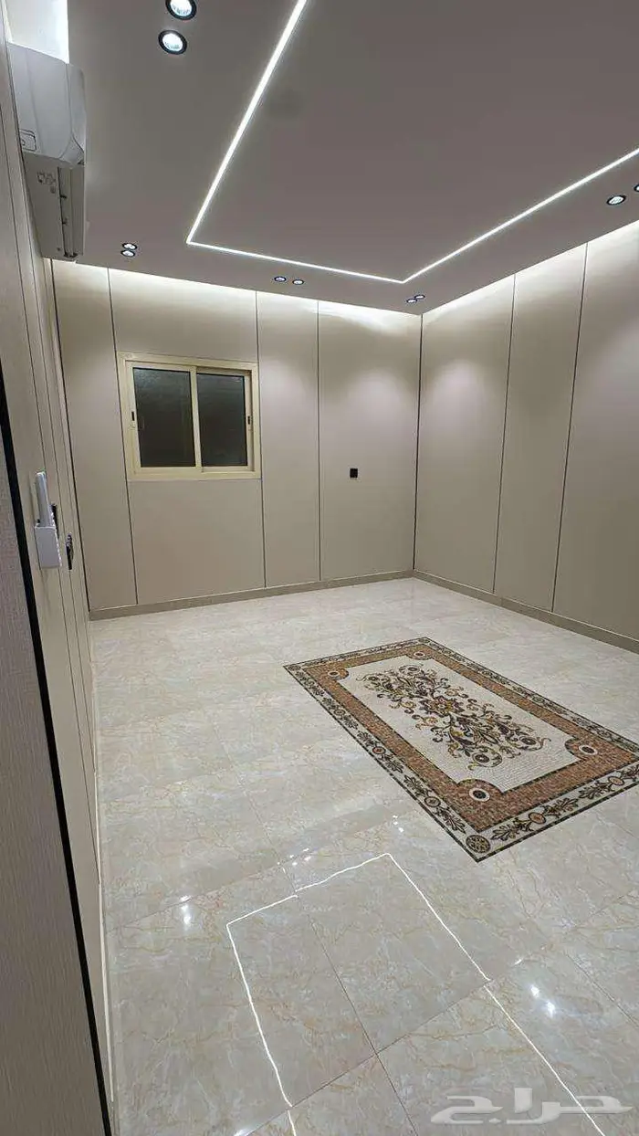 شقة عائلية للإيجار السنوي بحي النهضة واسعة تضم 3 غرف وصالة 0