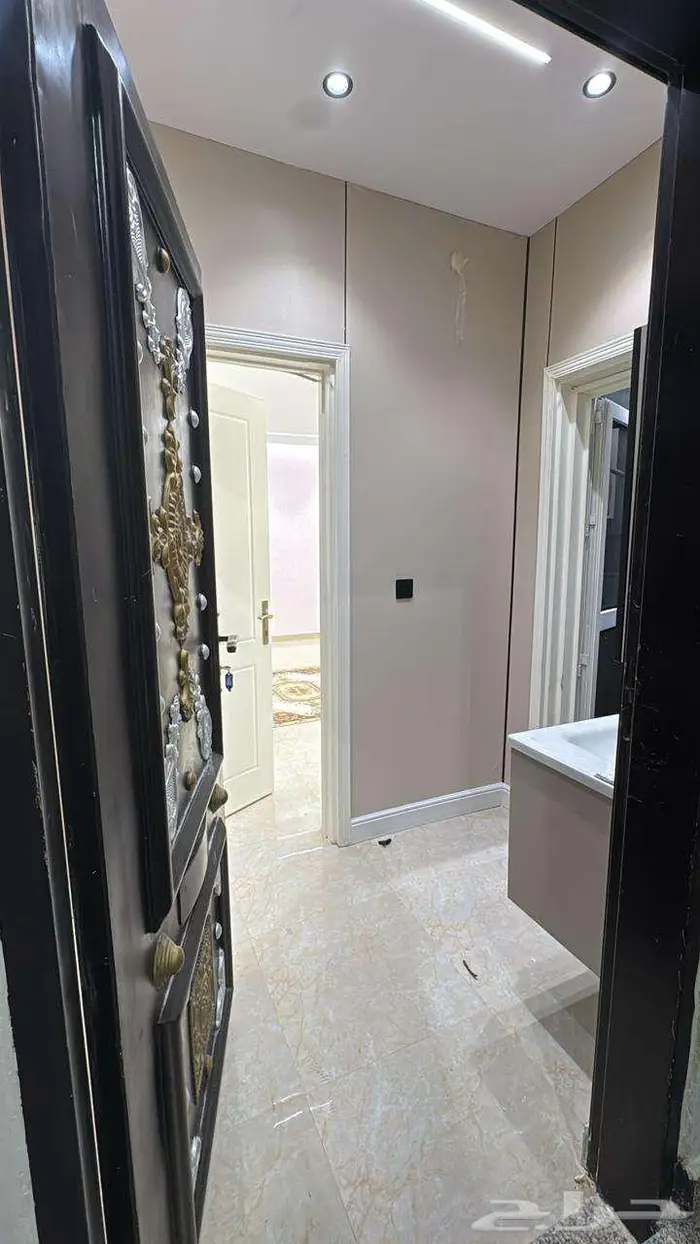 شقة عائلية للإيجار السنوي بحي النهضة واسعة تضم 3 غرف وصالة 12