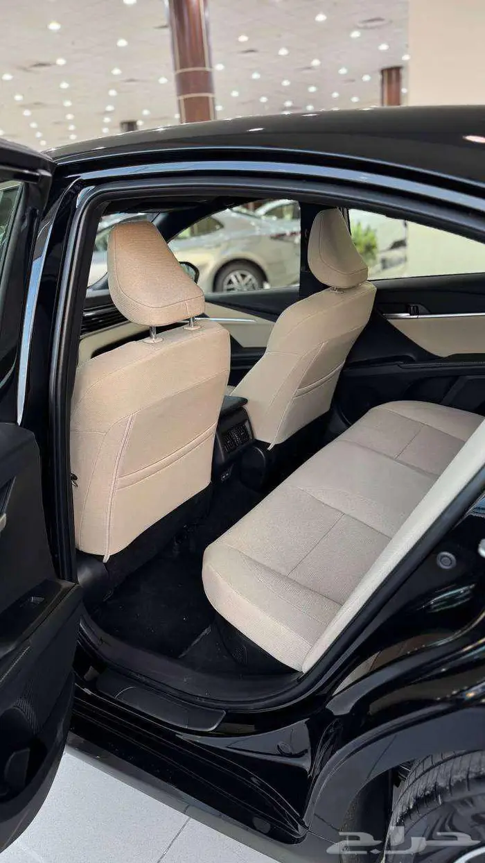 تويوتا كامري LE هايبرد 2025 لون اسود 3