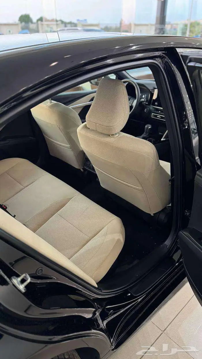 تويوتا كامري LE هايبرد 2025 لون اسود 4