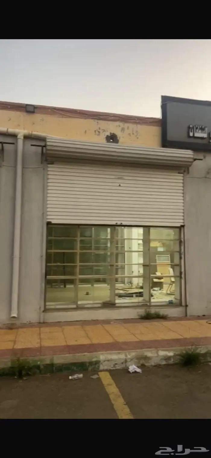 رفوف خشبيه بأطراف المنيوم وكونتر خشبي وشطر محلات او قراشات 0