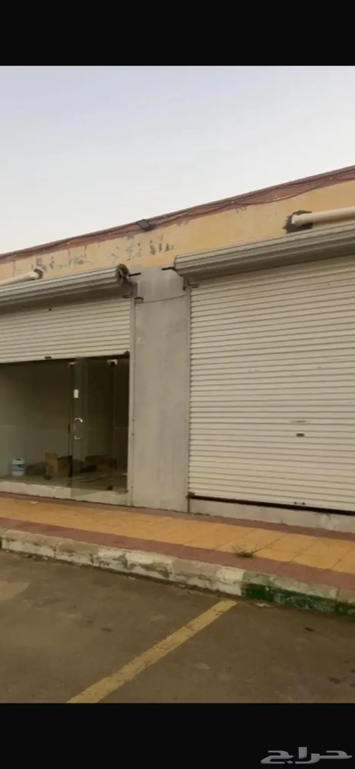 رفوف خشبيه بأطراف المنيوم وكونتر خشبي وشطر محلات او قراشات 1