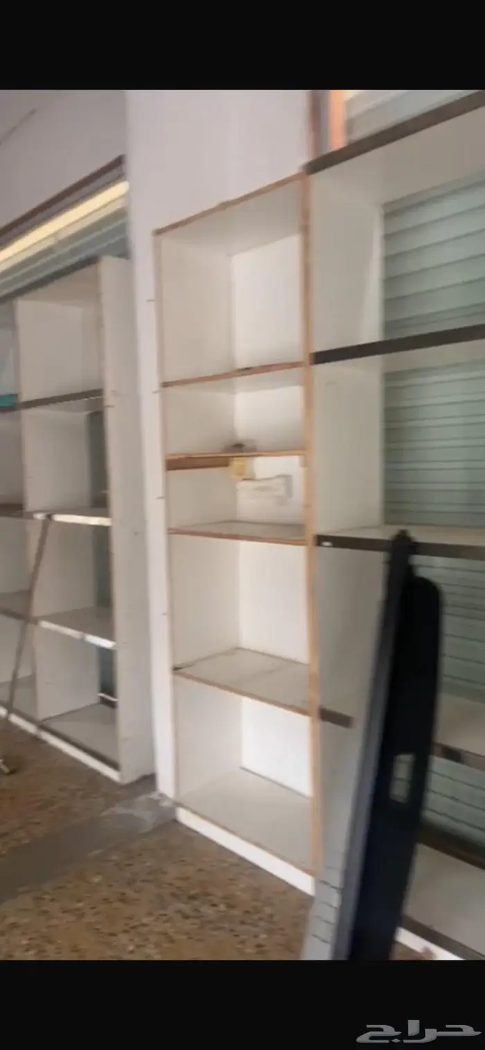 رفوف خشبيه بأطراف المنيوم وكونتر خشبي وشطر محلات او قراشات 2