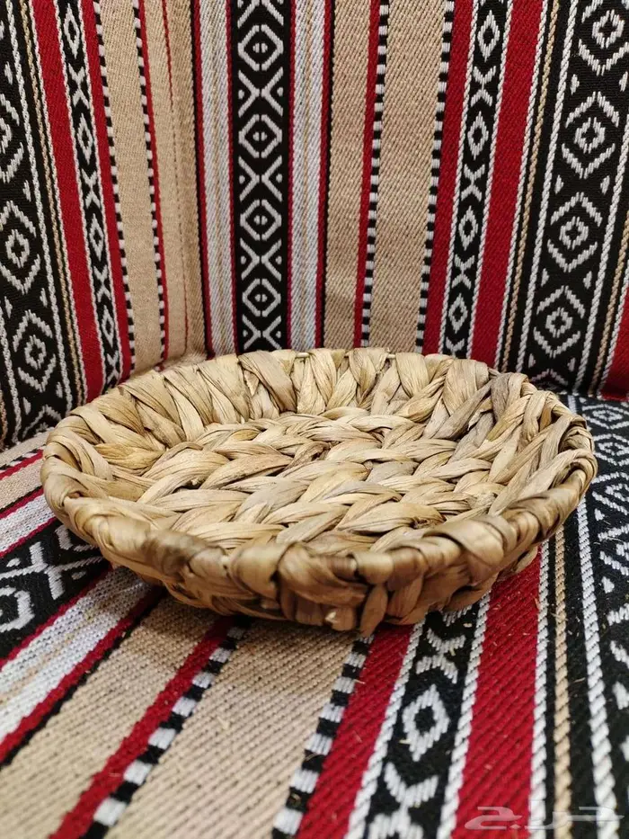 سلال وصحون وصواني من الخشب والخوص 3