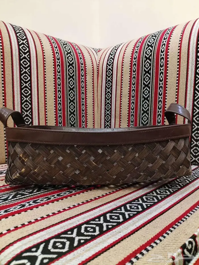 سلال وصحون وصواني من الخشب والخوص 19