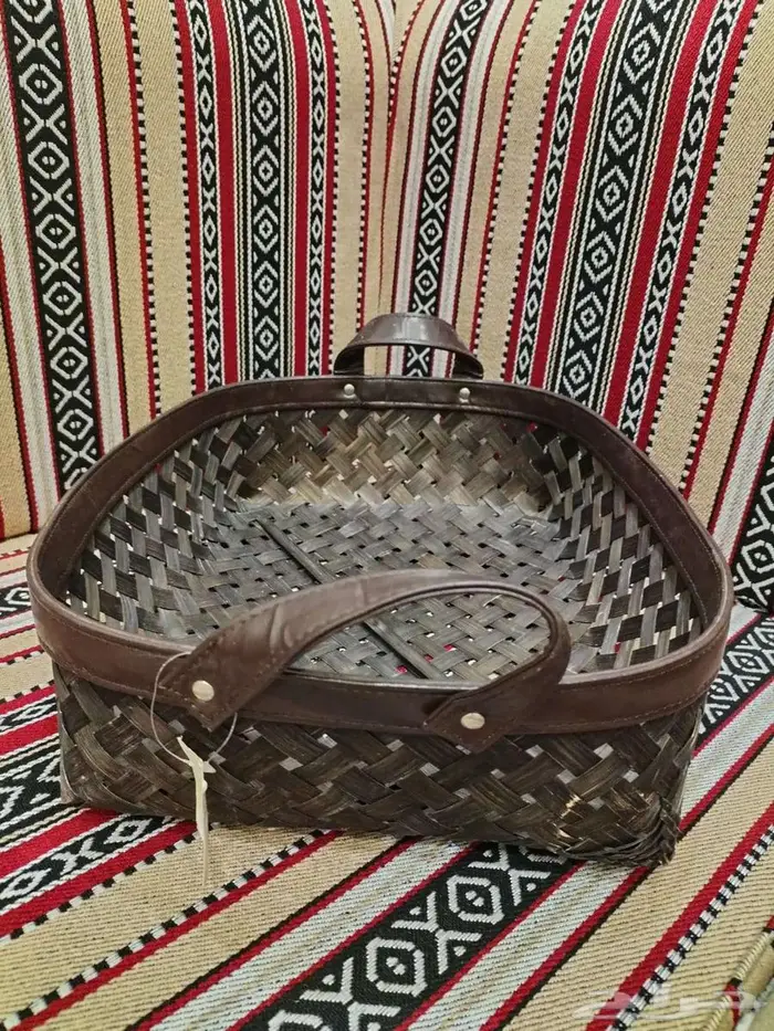 سلال وصحون وصواني من الخشب والخوص 12