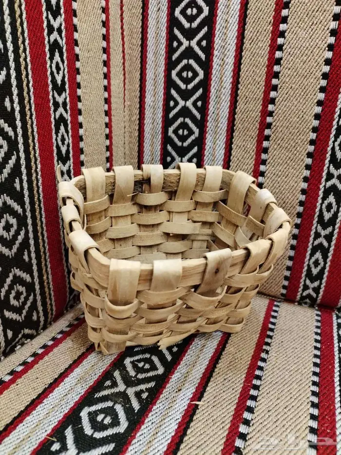 سلال وصحون وصواني من الخشب والخوص 4