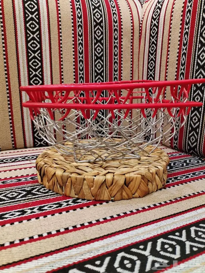 سلال وصحون وصواني من الخشب والخوص 13