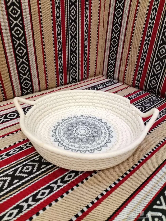 سلال وصحون وصواني من الخشب والخوص 8