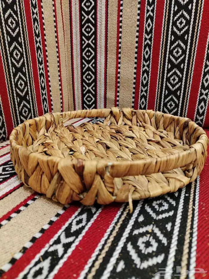 سلال وصحون وصواني من الخشب والخوص 17