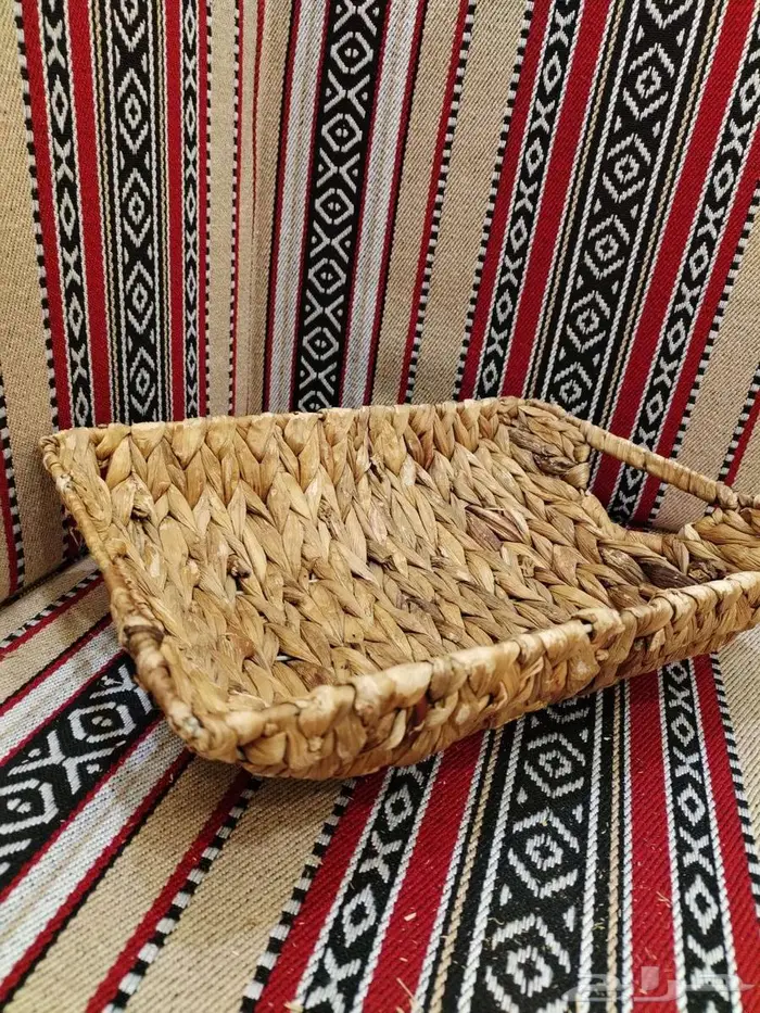 سلال وصحون وصواني من الخشب والخوص 18