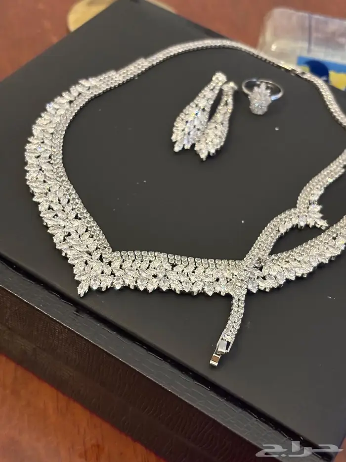 إعلان للبيع   طقم فخم مع طوق شعر كريستال 0