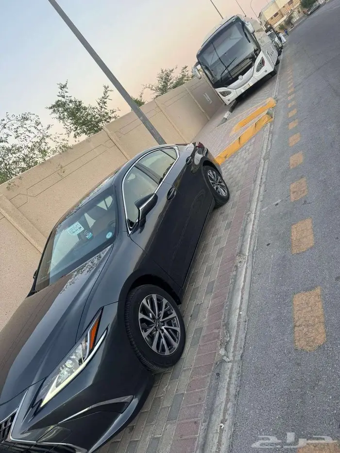 لكزس ES300h هايبر 4 سرندل 2
