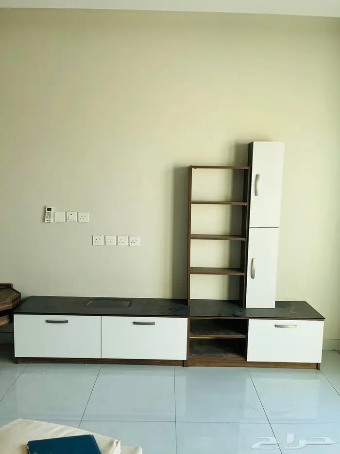 طاوله تلفزيون مع طاولت خدمه مع جلستين حوش واناره خارجيه 1