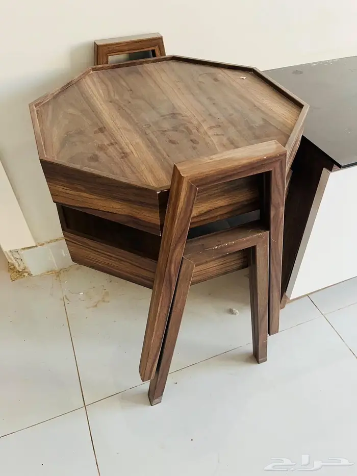 طاوله تلفزيون مع طاولت خدمه مع جلستين حوش واناره خارجيه 3