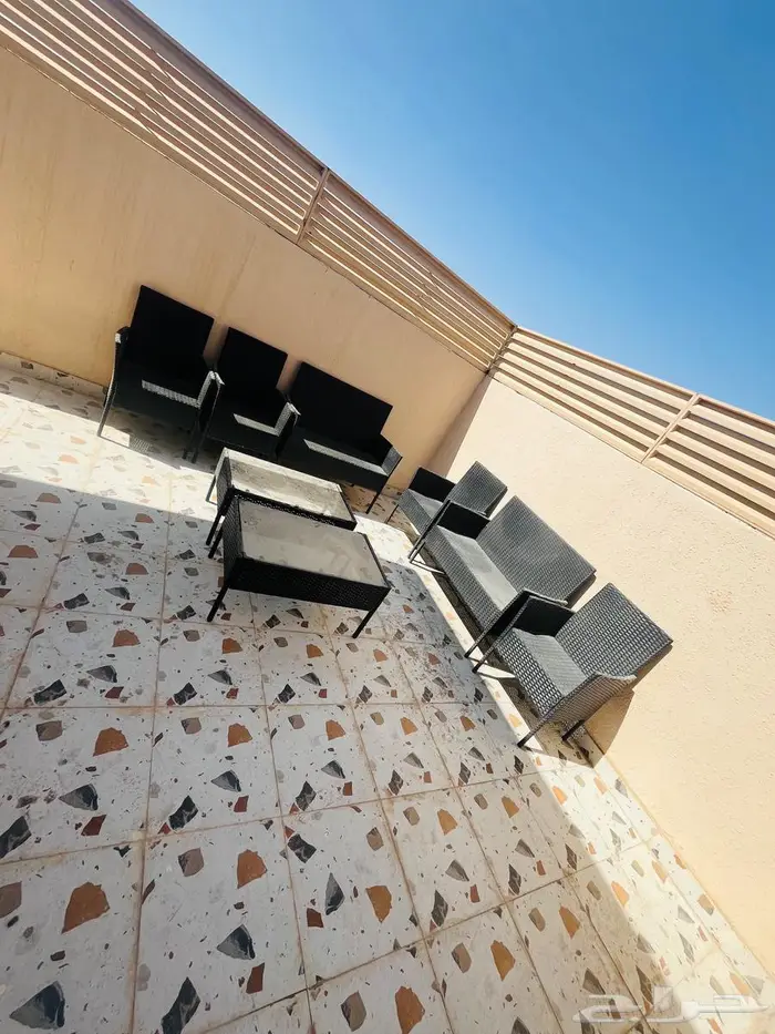 طاوله تلفزيون مع طاولت خدمه مع جلستين حوش واناره خارجيه 4