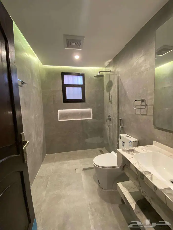 شقة للايجار بحي الربوه مكونة من 5 غرف 8