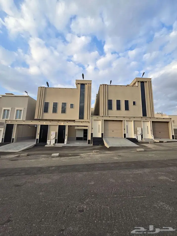 للبيع روف ارضي مع ملحق حوش ومدخل سياره تشطيبVIPطريق الثمانين 0