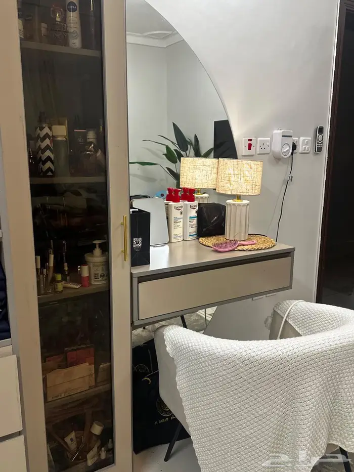 غرفة نوم دولاب وتسريحه وسرير 1