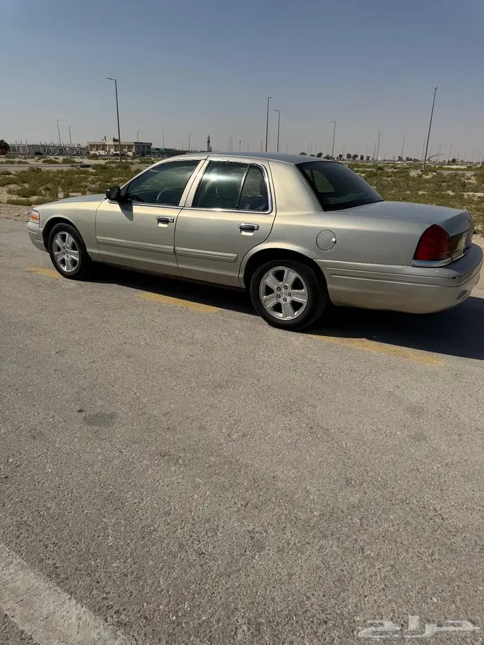 فورد كروان فكتوريا 2010 10