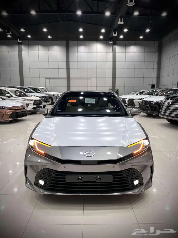 تويوتا كامري LE هايبرد 2025 سعودي ابيض وتيتانيوم 1