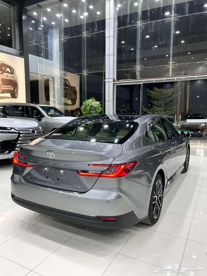 تويوتا كامري LE هايبرد 2025 سعودي ابيض وتيتانيوم 6