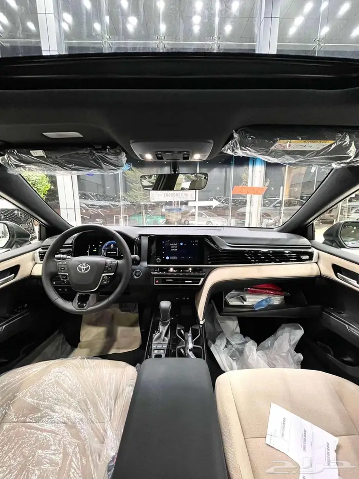 تويوتا كامري LE هايبرد 2025 سعودي ابيض وتيتانيوم 25