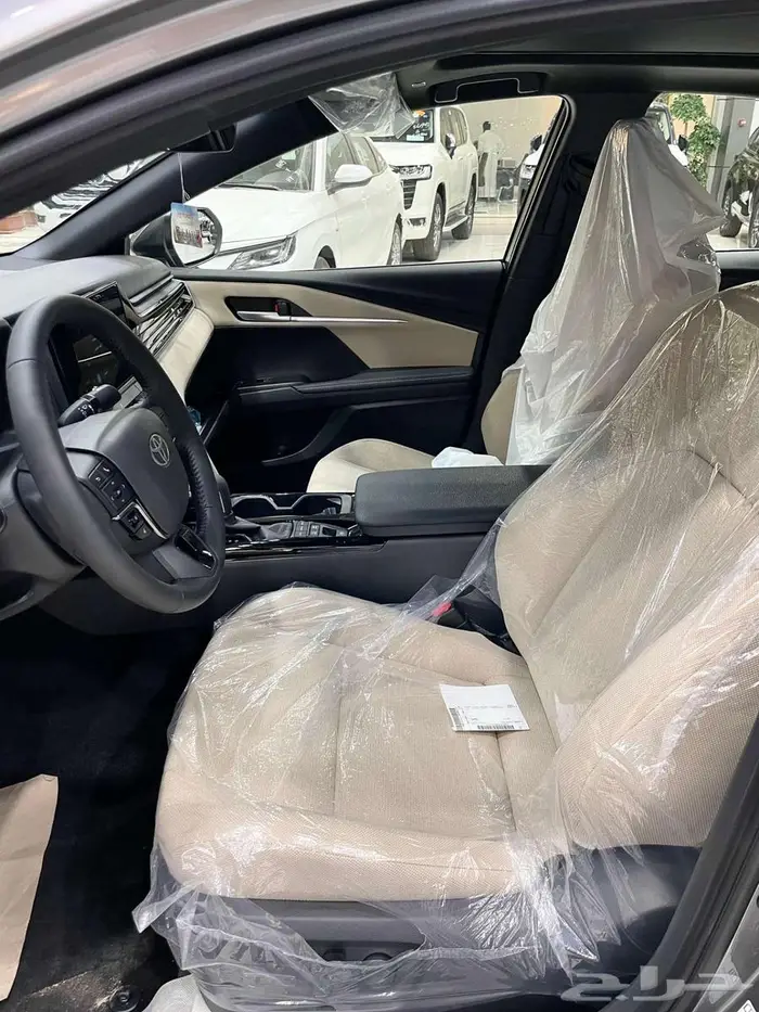 تويوتا كامري LE هايبرد 2025 سعودي ابيض وتيتانيوم 29