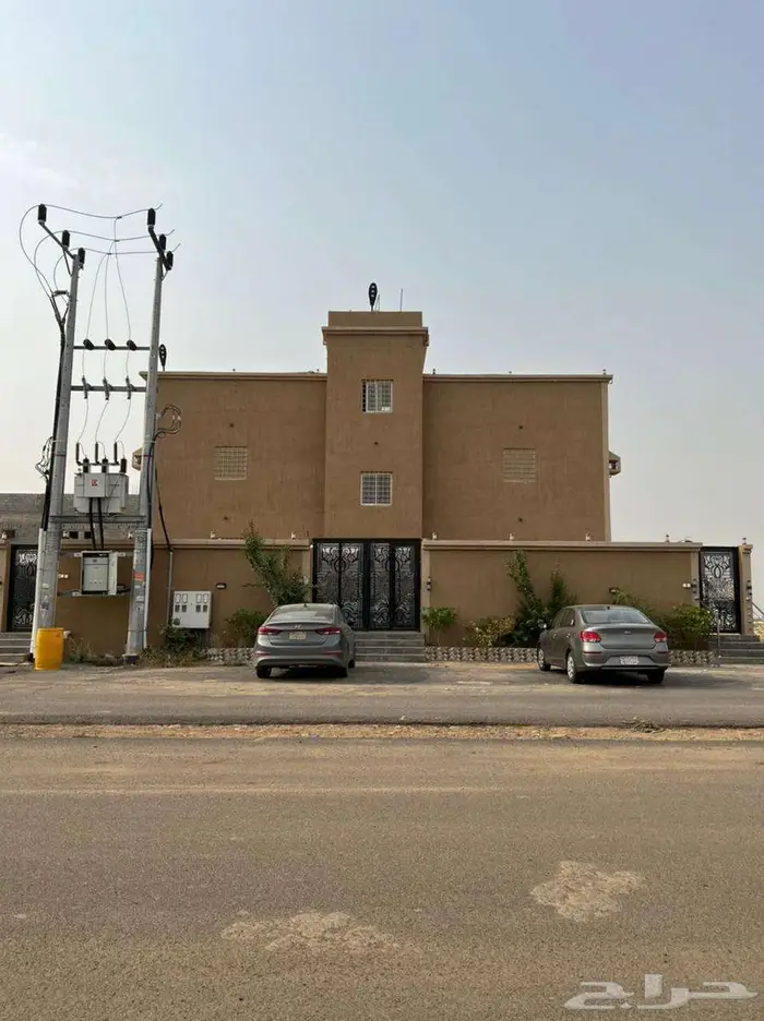 شقة عائلية كبيرة 5 غرف للإيجار في ابوعريش مخطط الرح5 0