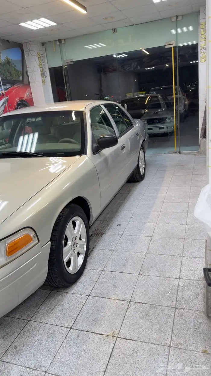 فورد كروان فكتوريا 2010 1