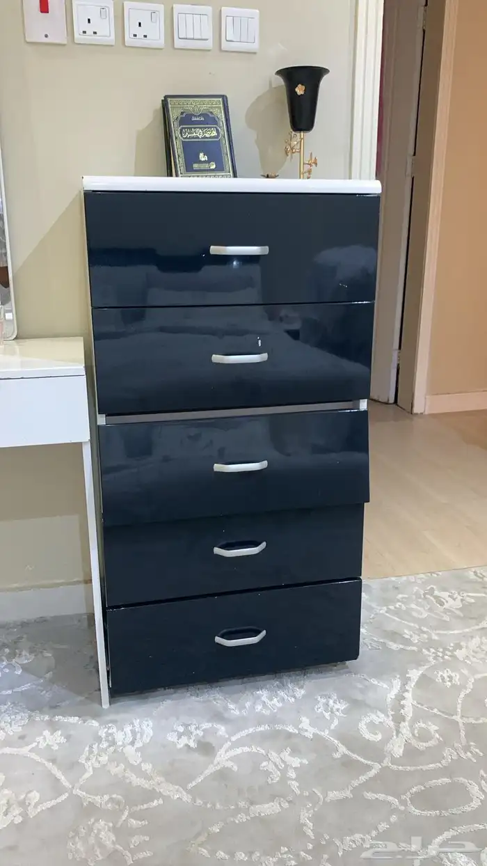 غرفة نوم بدون دولاب 0