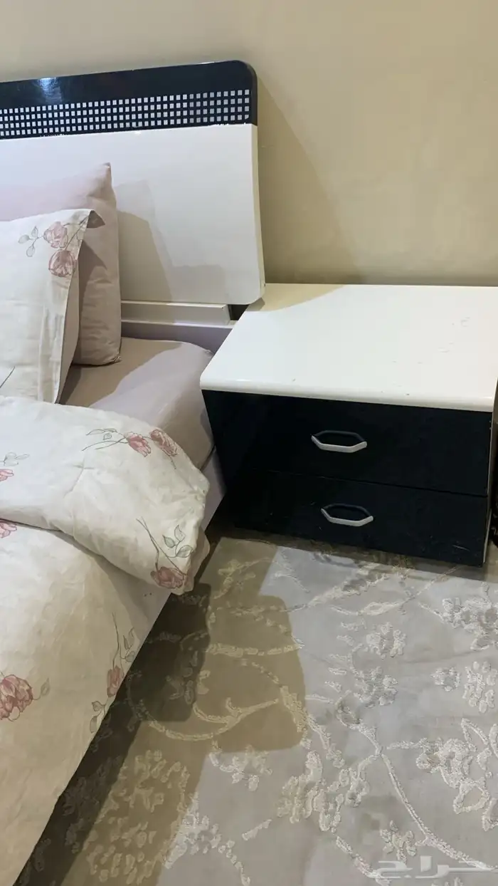 غرفة نوم بدون دولاب 1