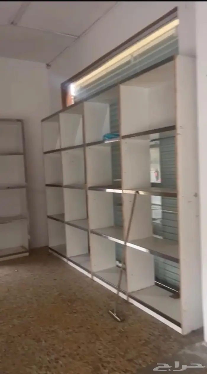 رفوف خشبيه بأطراف المنيوم وكونتر خشبي وشطر محلات او قراشات 3