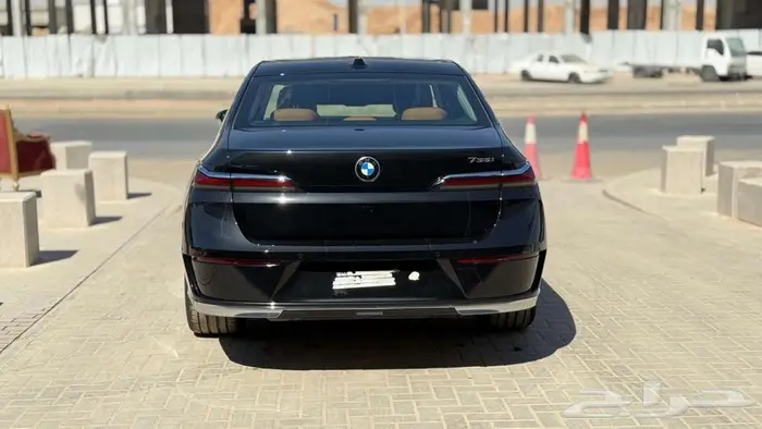 بي ام دبليو 735i موديل 2026 اسود خليجي 3