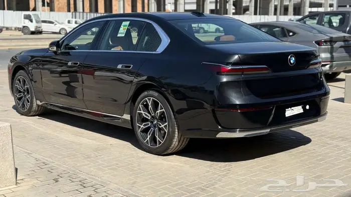 بي ام دبليو 735i موديل 2026 اسود خليجي 5