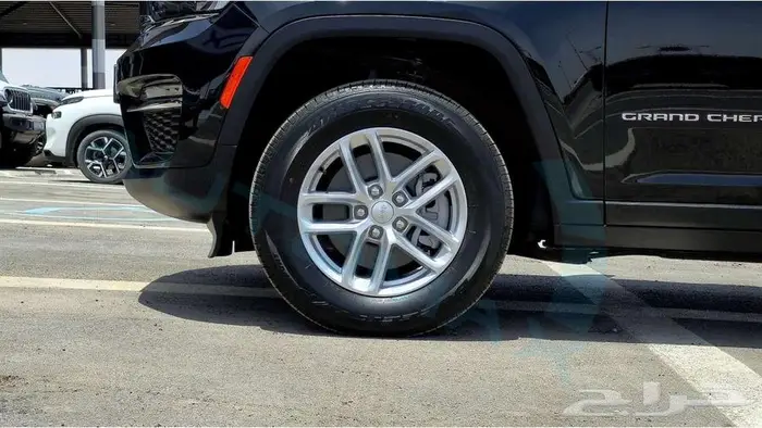 جيب جراند شيروكي لاريدو 2024 خليجي اصفار مع ضمان الوكيل 17