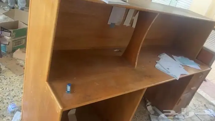 رفوف خشبيه بأطراف المنيوم وكونتر خشبي وشطر محلات او قراشات 5