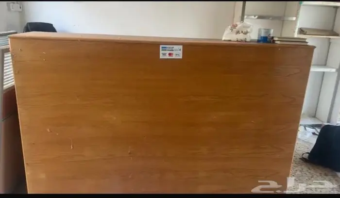 رفوف خشبيه بأطراف المنيوم وكونتر خشبي وشطر محلات او قراشات 4