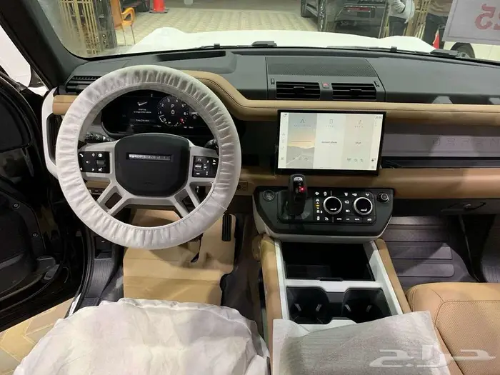 لاندروفر - ديفندر HSE V6 موديل 2025 6