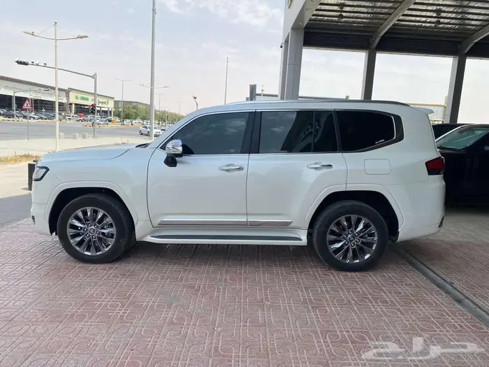تويوتا لاندكروزر VX 2024 ابيض مستعمله 3