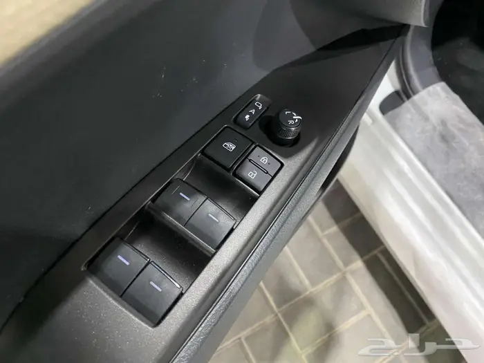 تويوتا كامري 2025 E ستاندر ابيض سعودي 12